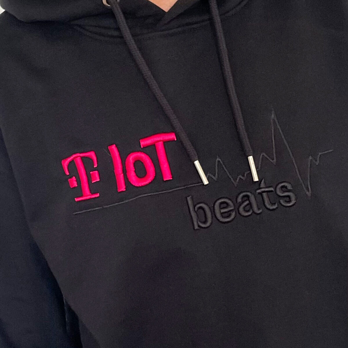 Auf diesem Bild ist ein gebrandet Hoodie mit 3D-Stick Veredelung zu sehen, der von tikitay werbeagentur gestaltet und produziert wurde.