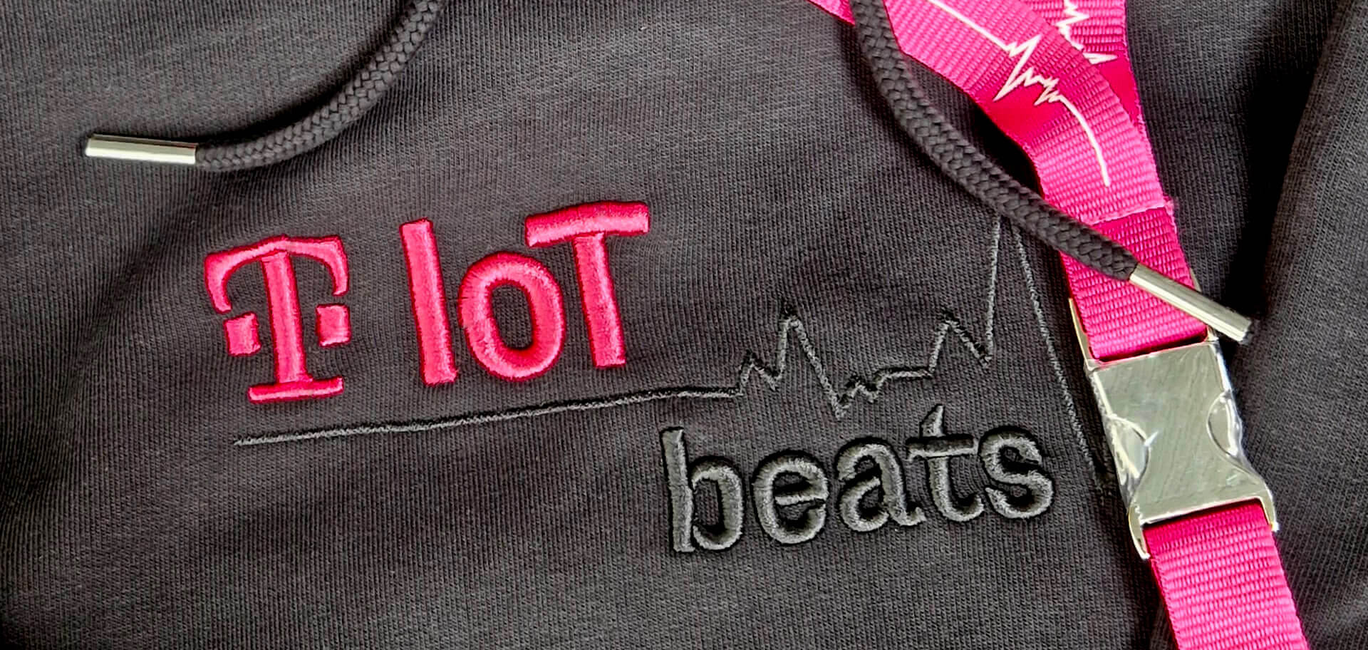 Tikitay werbeagentur hat das All Hands Meeting der Deutschen Telekom IoT mit Giveaways wie Hoodie mit 3D-Stick und Lanyard, welches im dunklen leuchtet bestens für das Event ausgestattet.