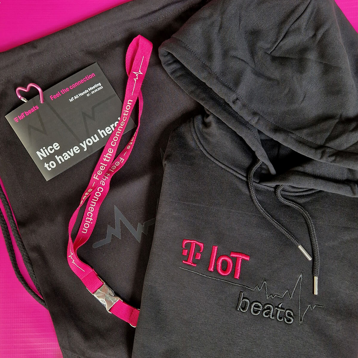 Tikitay werbeagentur hat das All Hands Meeting der Deutschen Telekom IoT mit Giveaways wie Hoodie, Lanyard und Turnbeutel für das Event ausgestattet.