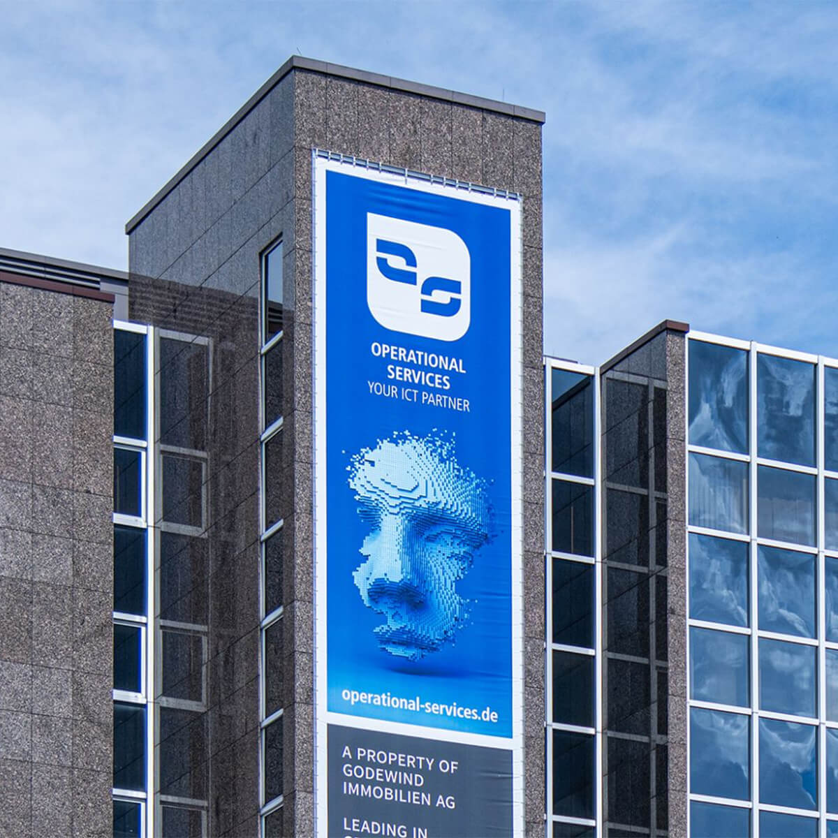 MesseEvents_OS_02_Frankfurt_1200x1200 Auf diesem Bild ist ein vollflächig bedruckter XXL Banner zu sehen, den tikitay werbeagentur gmbh gestaltet und produziert hat.