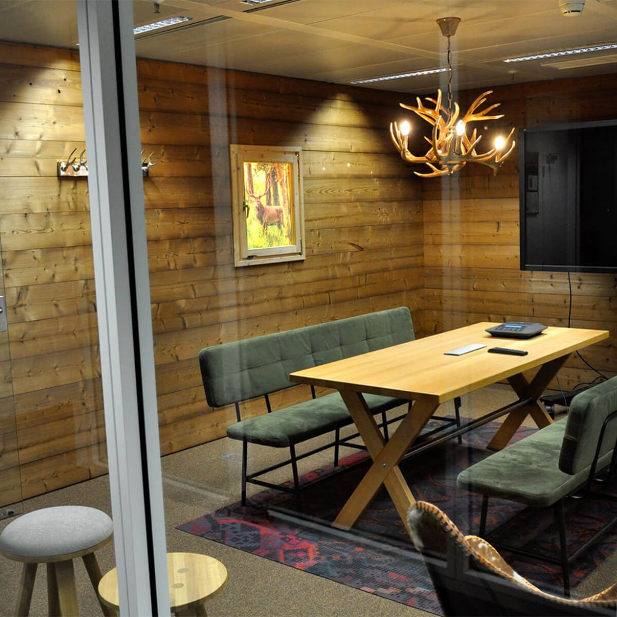 Auf diesem Bild ist eine Meetingraum Gestaltung zu sehen, der von tikitay gestaltete und umgesetzt wurde.