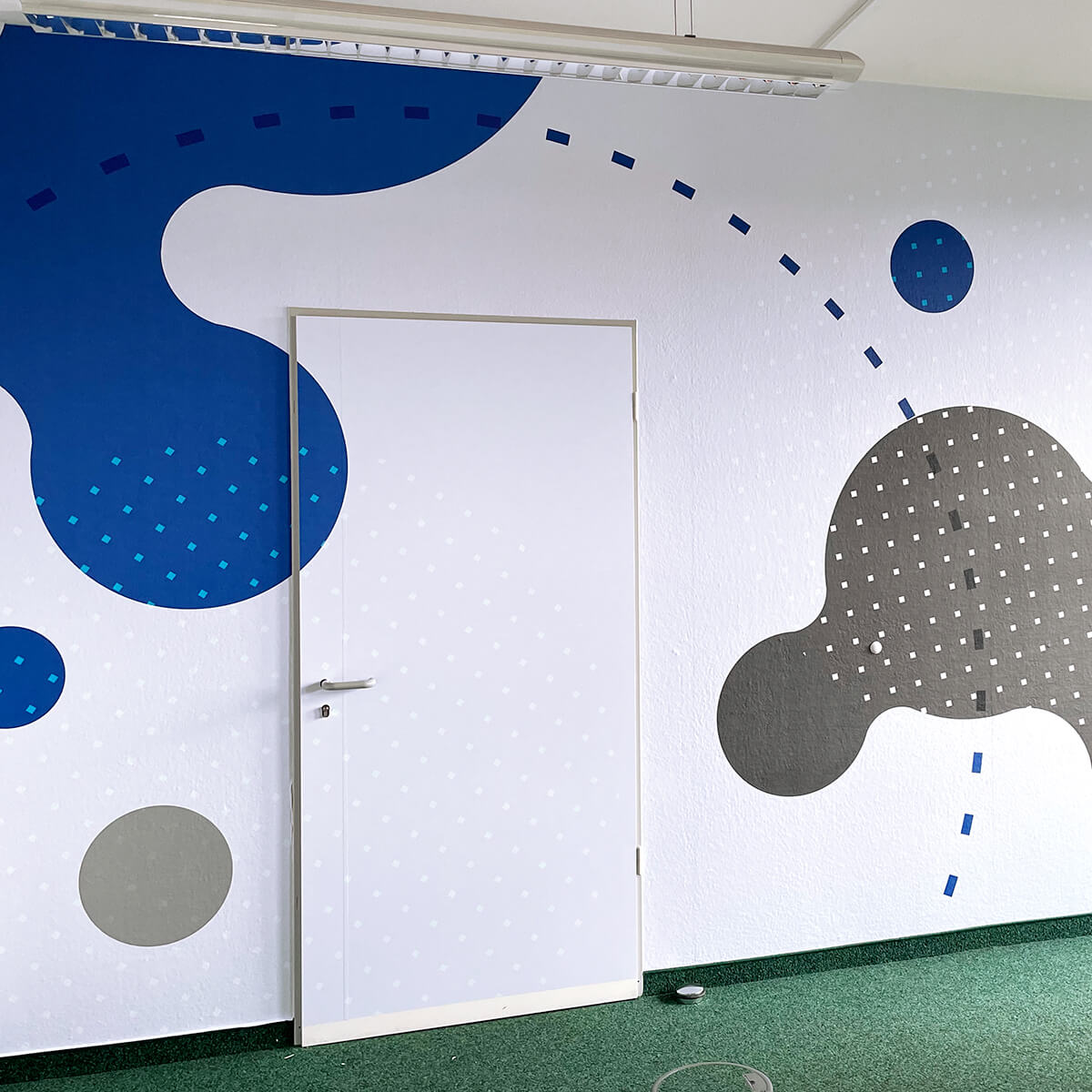 Auf diesem Bild sieht man eine vollflächige Wandfolierung für den Kunden OS in Dresden, bei der tikitay Gestaltung und Umsetzung durchgeführt hat.