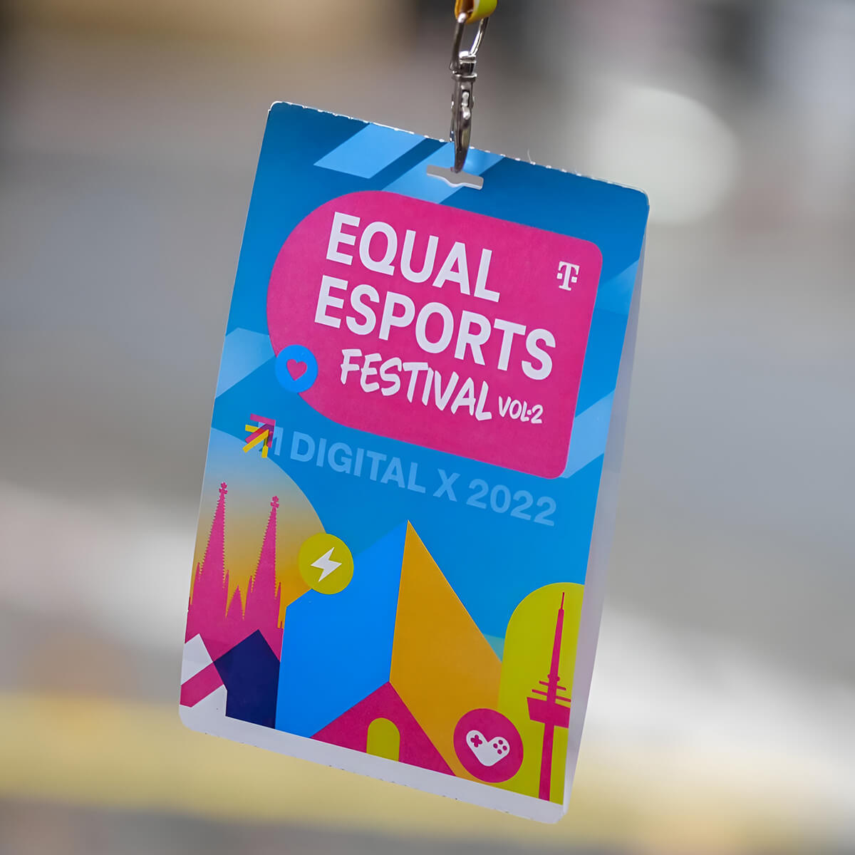 Hier sieht man ein Namensschild für das EQUAL ESPORTS FESTIVAL der Deutschen Telekom.