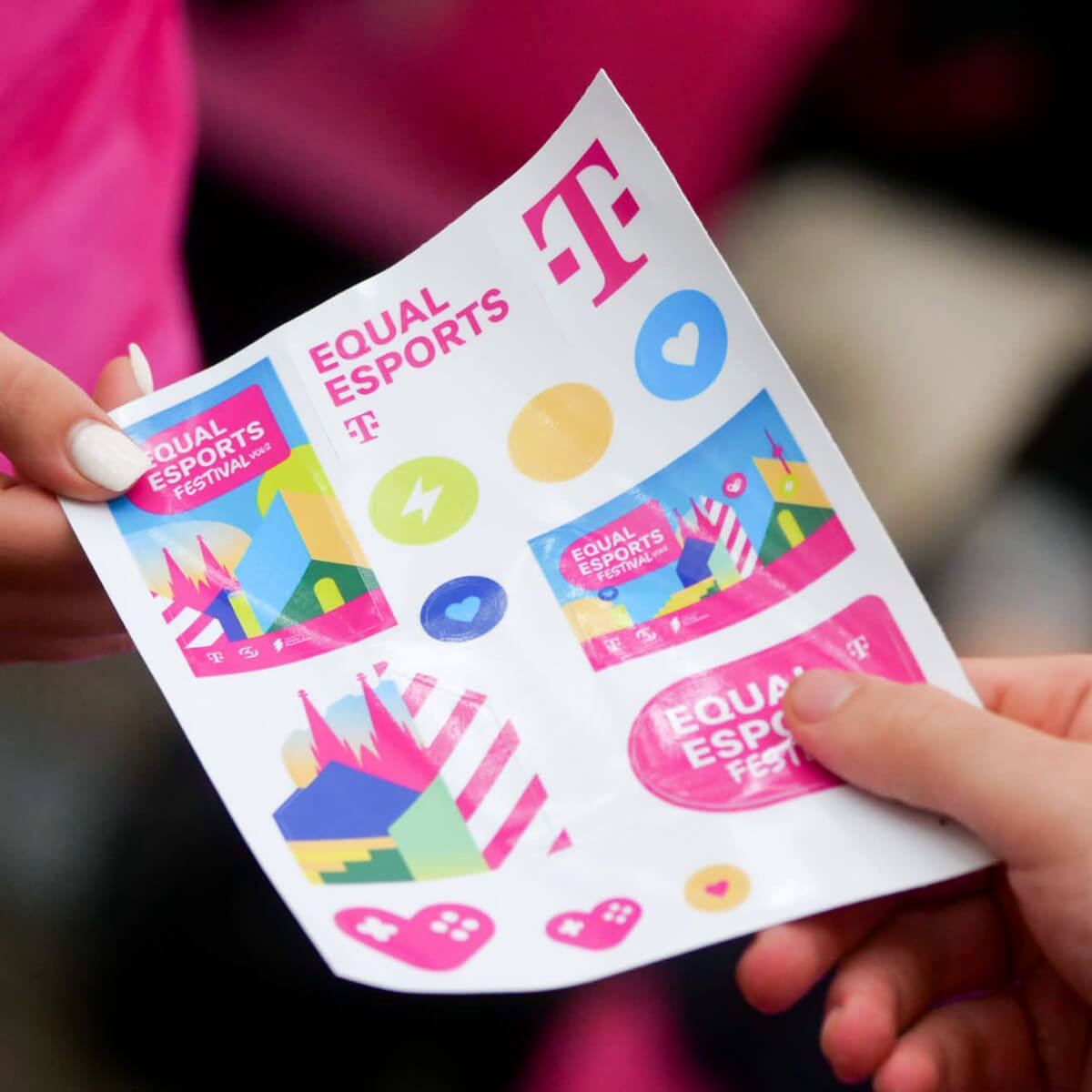 Auf diesem Bild ist ein DinA5 Stickerbogen zu sehen, den tikitay für das EQUAL ESPORTS FESTIVAL der Deutschen Telekom produziert hat.