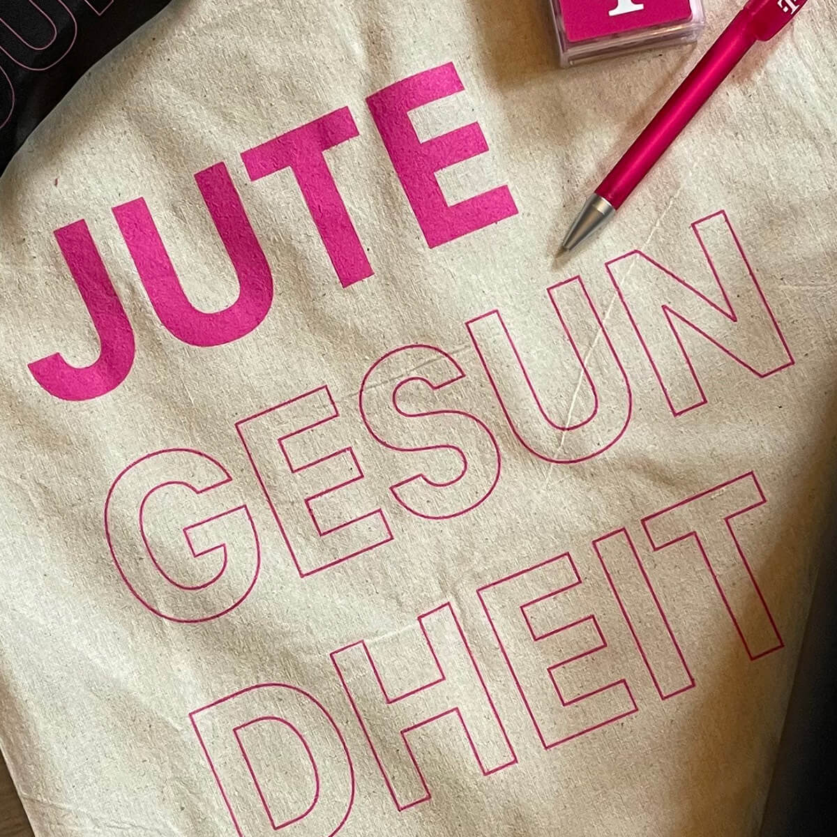 Hier sind Giveaways (Baumwolltasche, Kugelschreiber und TicTacs) im Corporate Design der Deutsche Telekom von tikitay produziert worden.