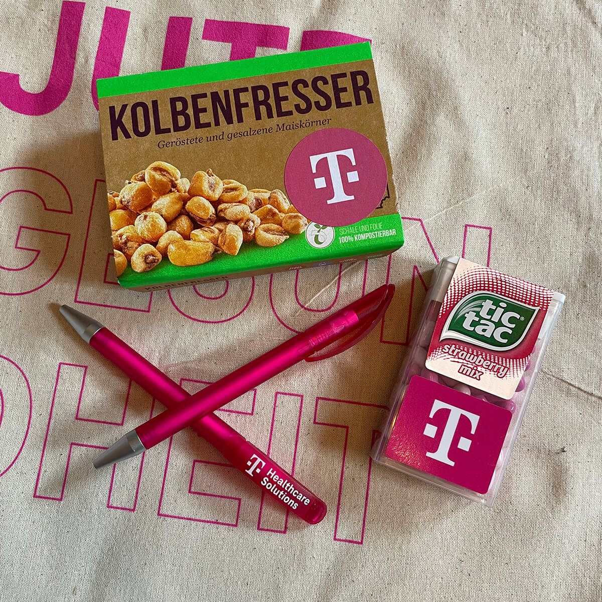 Hier sind Giveaways für den Future Health Day von tikitay Produziert worden. Jutetasche, Kugelschreiber und Snacks wurden von tikitay werbeagentur gmbh gebrandet.